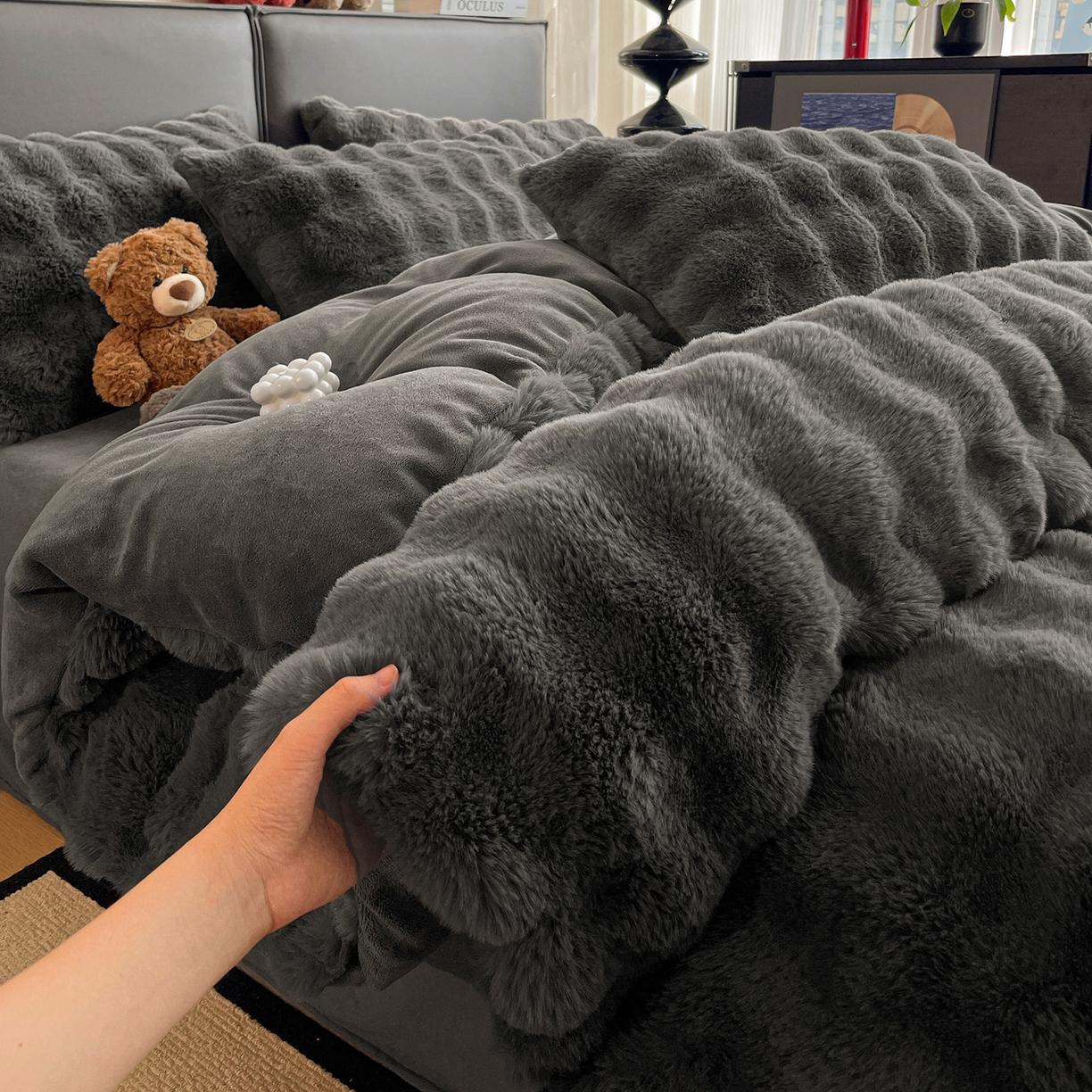 91家纺网 家纺一手货源 找家纺 凯洛奇 2025新款兔毛绒四件套牛奶绒四件套大泡泡兔毛四件套 暗夜灰