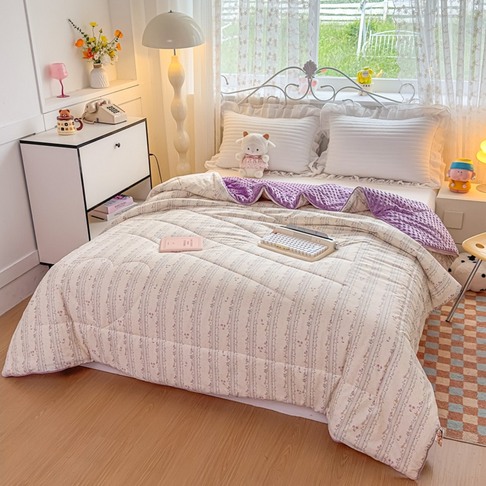 91家纺网 家纺一手货源 找家纺 青螺家纺 2025新款高密全棉嵌绳宝宝绒春秋豆豆被 支持定制花色和冬被 有量来门市优惠 花季时光