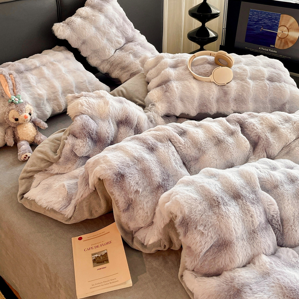 91家纺网 家纺一手货源 找家纺 凯洛奇 2025新款兔毛绒四件套牛奶绒四件套大泡泡兔毛四件套 迷雾幻境-灰