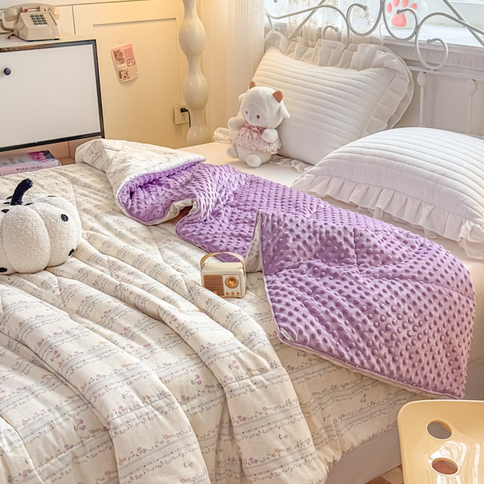91家纺网 家纺一手货源 找家纺 青螺家纺 2025新款高密全棉嵌绳宝宝绒春秋豆豆被 支持定制花色和冬被 有量来门市优惠 花季时光