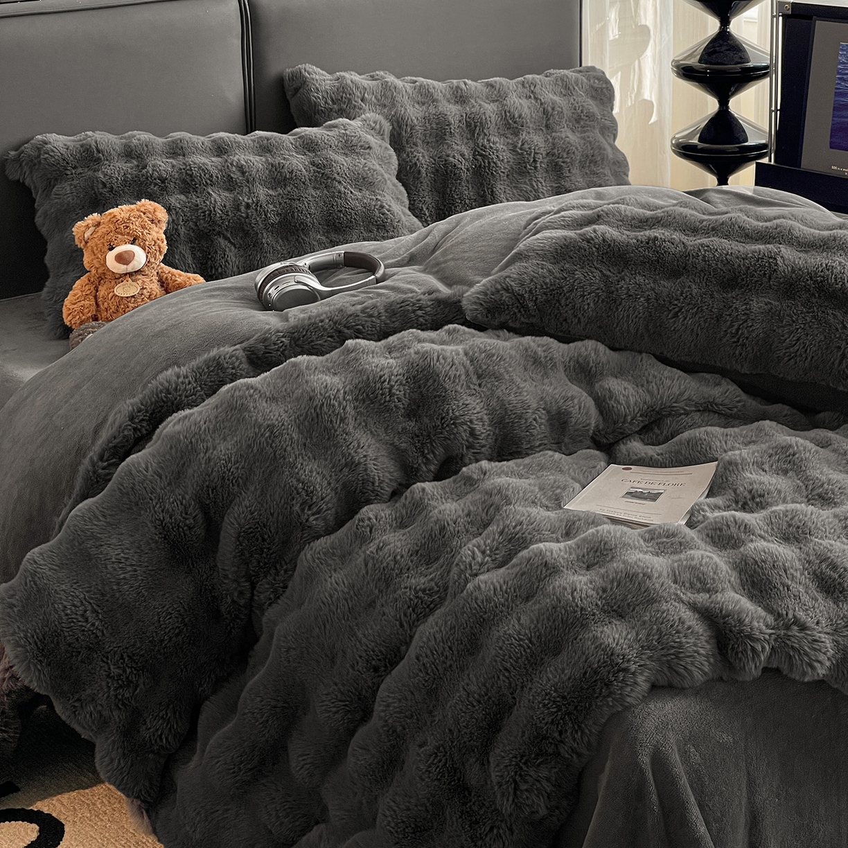 91家纺网 家纺一手货源 找家纺 凯洛奇 2025新款兔毛绒四件套牛奶绒四件套大泡泡兔毛四件套 暗夜灰