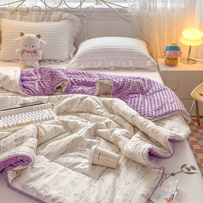 91家纺网 家纺一手货源 找家纺 青螺家纺 2025新款高密全棉嵌绳宝宝绒春秋豆豆被 支持定制花色和冬被 有量来门市优惠 花季时光