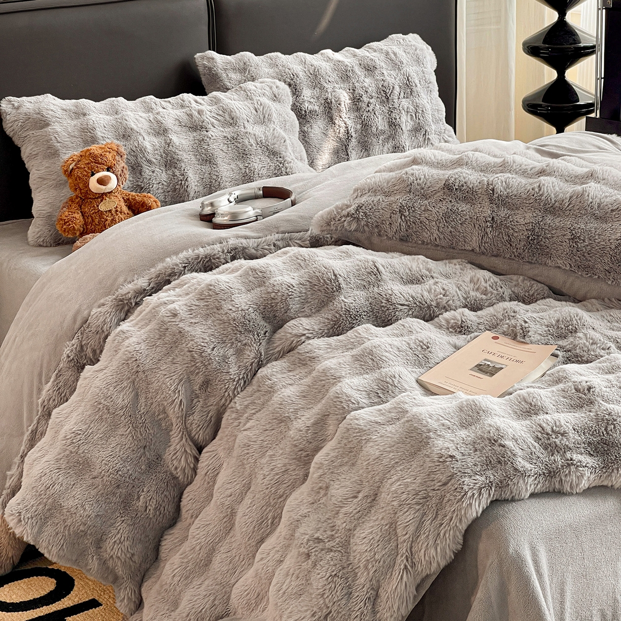 91家纺网 家纺一手货源 找家纺 凯洛奇 2025新款兔毛绒四件套牛奶绒四件套大泡泡兔毛四件套 月光灰