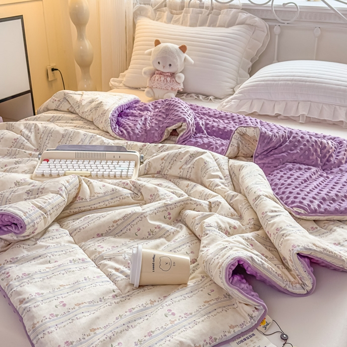 91家纺网 家纺一手货源 找家纺 青螺家纺 2025新款高密全棉嵌绳宝宝绒春秋豆豆被 支持定制花色和冬被 有量来门市优惠 花季时光