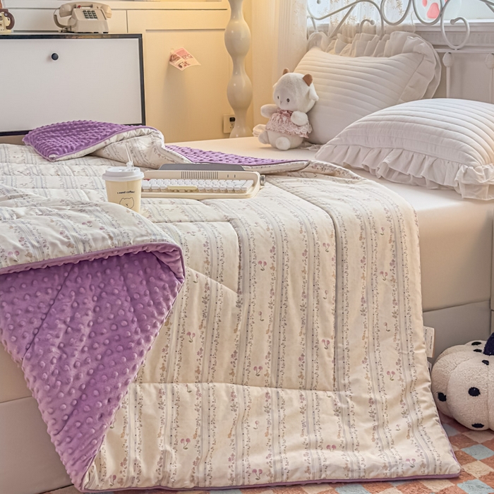 91家纺网 家纺一手货源 找家纺 青螺家纺 2025新款高密全棉嵌绳宝宝绒春秋豆豆被 支持定制花色和冬被 有量来门市优惠 花季时光