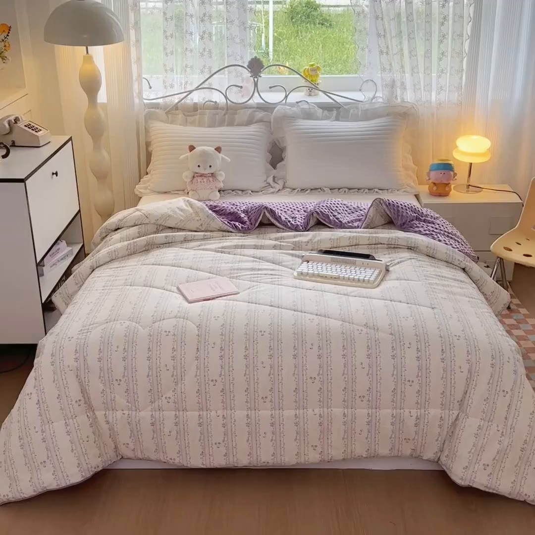 91家纺网 家纺一手货源 找家纺 青螺家纺 2025新款高密全棉嵌绳宝宝绒春秋豆豆被 支持定制花色和冬被 有量来门市优惠 花季时光