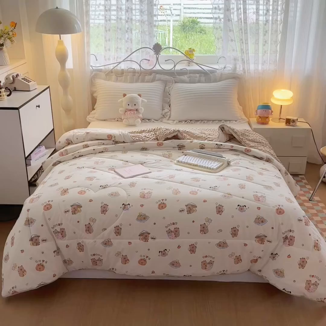 91家纺网 家纺一手货源 找家纺 青螺家纺 2025新款高密全棉嵌绳宝宝绒春秋豆豆被 支持定制花色和冬被 有量来门市优惠 卡皮熊猫
