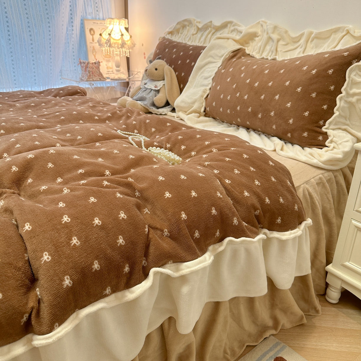 91家纺网 家纺一手货源 找家纺 盼季家纺 2025新款日系奶油风牛奶绒花边床上用品四件套珊瑚绒牛奶绒床单被套床裙 牛奶绒花边-蝴蝶咖波波