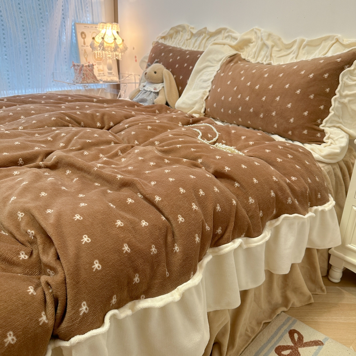 91家纺网 家纺一手货源 找家纺 盼季家纺 2025新款日系奶油风牛奶绒花边床上用品四件套珊瑚绒牛奶绒床单被套床裙 牛奶绒花边-蝴蝶咖波波