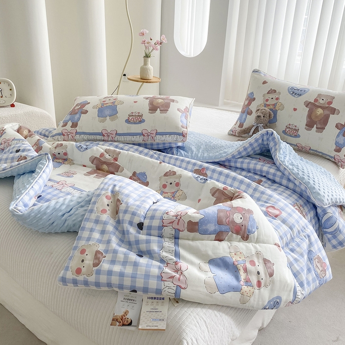 91家纺网 家纺一手货源 找家纺 青螺家纺 2025新款高密全棉嵌绳宝宝绒春秋豆豆被 支持定制花色和冬被 有量来门市优惠 洛丽塔 爱心熊熊