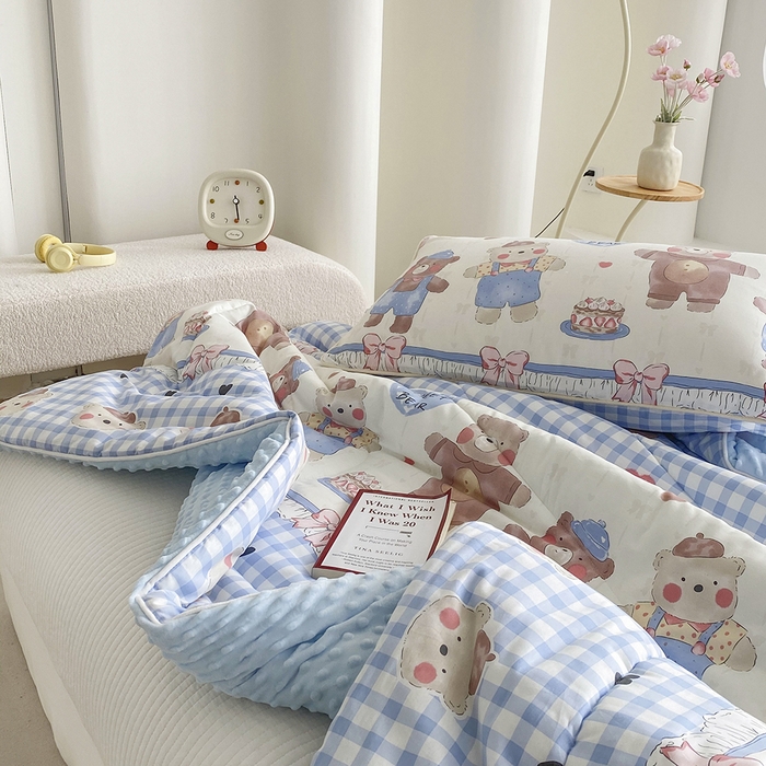 91家纺网 家纺一手货源 找家纺 青螺家纺 2025新款高密全棉嵌绳宝宝绒春秋豆豆被 支持定制花色和冬被 有量来门市优惠 洛丽塔 爱心熊熊