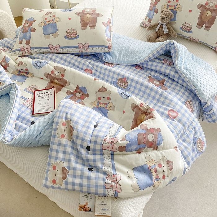 91家纺网 家纺一手货源 找家纺 青螺家纺 2025新款高密全棉嵌绳宝宝绒春秋豆豆被 支持定制花色和冬被 有量来门市优惠 洛丽塔 爱心熊熊