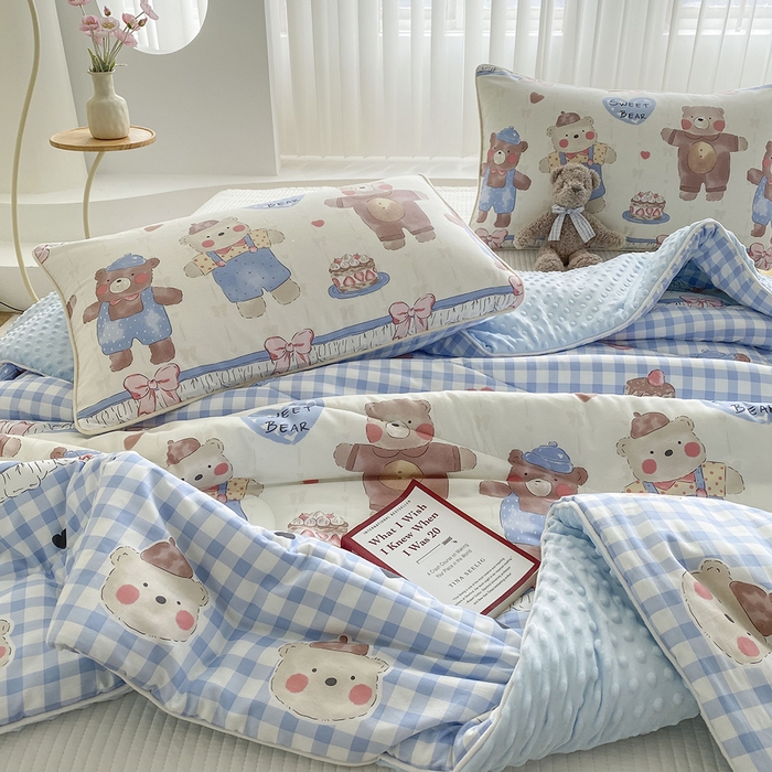 91家纺网 家纺一手货源 找家纺 青螺家纺 2025新款高密全棉嵌绳宝宝绒春秋豆豆被 支持定制花色和冬被 有量来门市优惠 洛丽塔 爱心熊熊