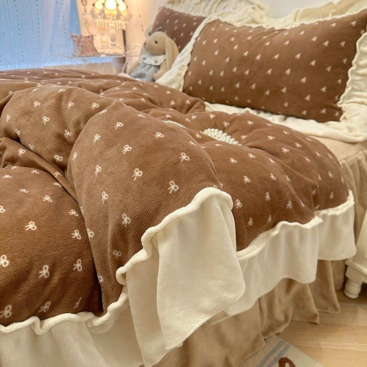 91家纺网 家纺一手货源 找家纺 盼季家纺 2025新款日系奶油风牛奶绒花边床上用品四件套珊瑚绒牛奶绒床单被套床裙 牛奶绒花边-蝴蝶咖波波