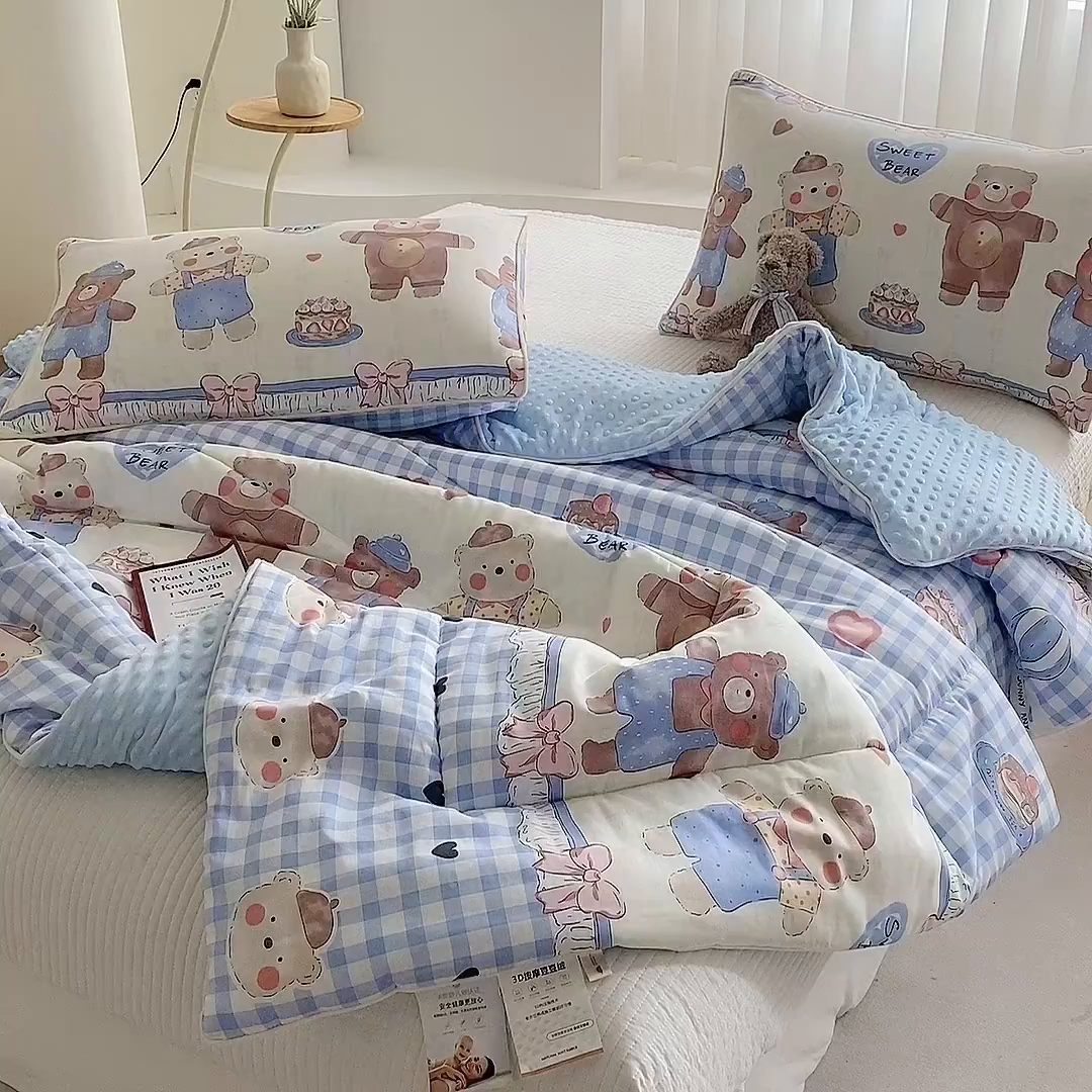 91家纺网 家纺一手货源 找家纺 青螺家纺 2025新款高密全棉嵌绳宝宝绒春秋豆豆被 支持定制花色和冬被 有量来门市优惠 洛丽塔 爱心熊熊