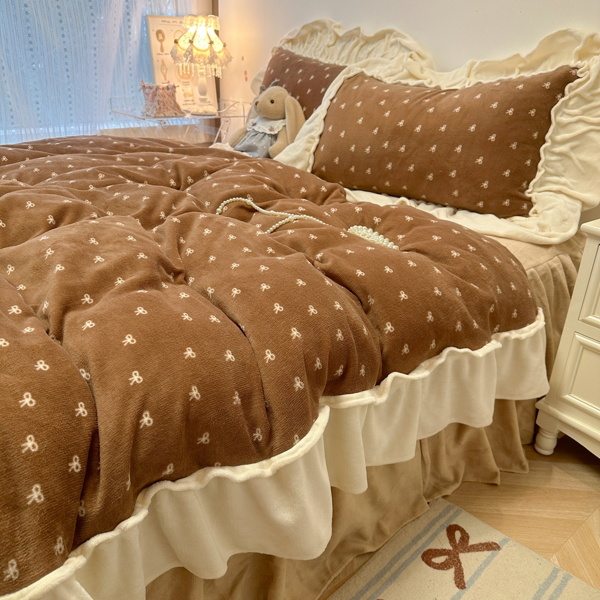 91家纺网 家纺一手货源 找家纺 盼季家纺 2025新款日系奶油风牛奶绒花边床上用品四件套珊瑚绒牛奶绒床单被套床裙 牛奶绒花边-蝴蝶咖波波