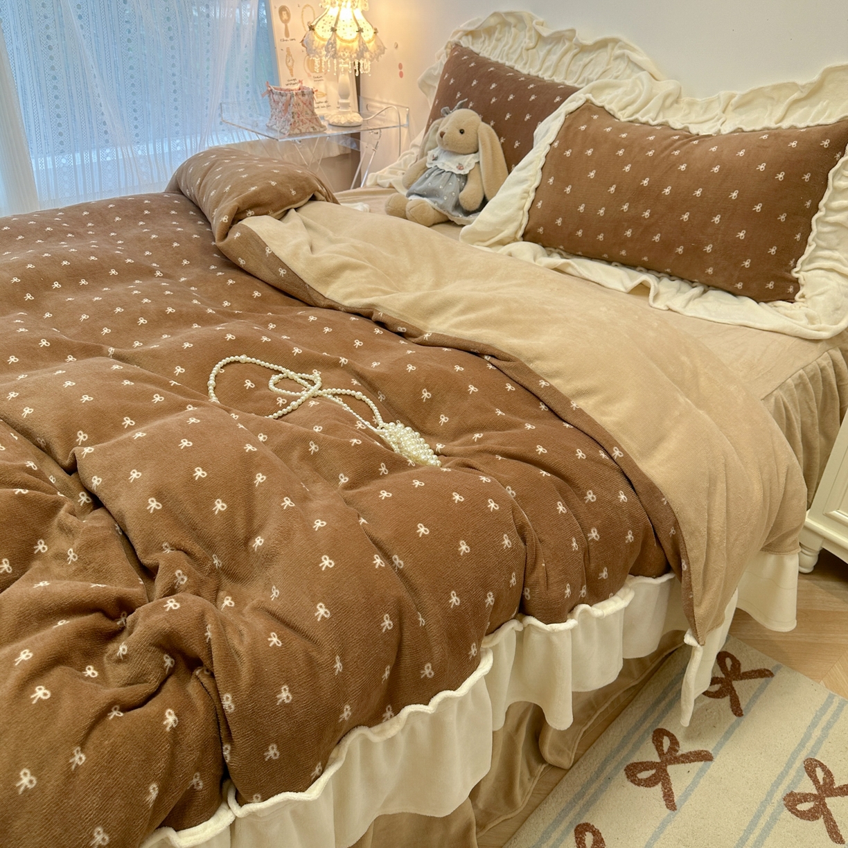 91家纺网 家纺一手货源 找家纺 盼季家纺 2025新款日系奶油风牛奶绒花边床上用品四件套珊瑚绒牛奶绒床单被套床裙 牛奶绒花边-蝴蝶咖波波