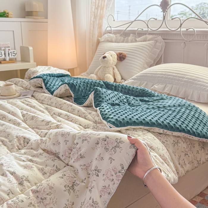 91家纺网 家纺一手货源 找家纺 青螺家纺 2025新款高密全棉嵌绳宝宝绒春秋豆豆被 支持定制花色和冬被 有量来门市优惠 茉莉花开