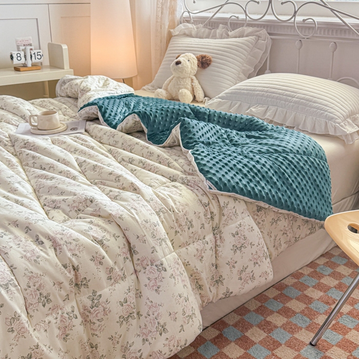 91家纺网 家纺一手货源 找家纺 青螺家纺 2025新款高密全棉嵌绳宝宝绒春秋豆豆被 支持定制花色和冬被 有量来门市优惠 茉莉花开