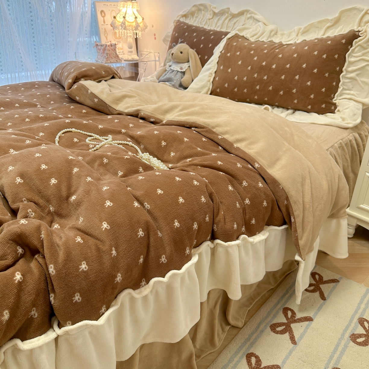 91家纺网 家纺一手货源 找家纺 盼季家纺 2025新款日系奶油风牛奶绒花边床上用品四件套珊瑚绒牛奶绒床单被套床裙 牛奶绒花边-蝴蝶咖波波