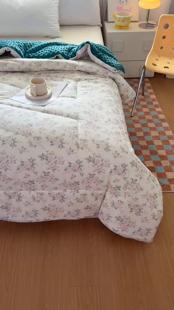 91家纺网 家纺一手货源 找家纺 青螺家纺 2025新款高密全棉嵌绳宝宝绒春秋豆豆被 支持定制花色和冬被 有量来门市优惠 茉莉花开