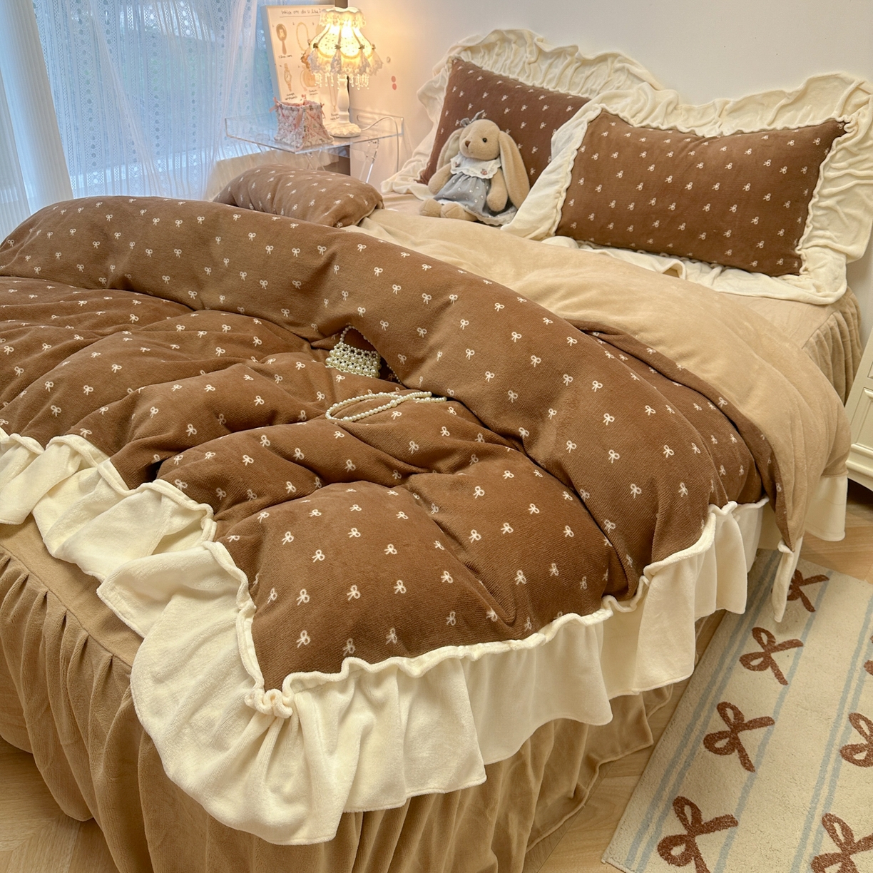 91家纺网 家纺一手货源 找家纺 盼季家纺 2025新款日系奶油风牛奶绒花边床上用品四件套珊瑚绒牛奶绒床单被套床裙 牛奶绒花边-蝴蝶咖波波