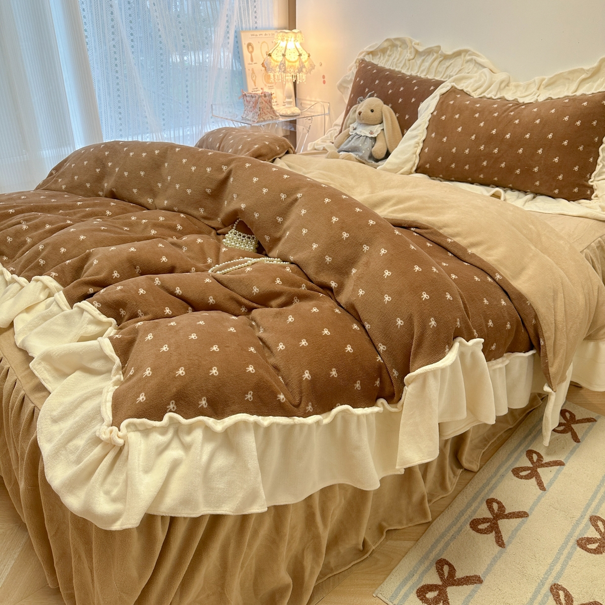 91家纺网 家纺一手货源 找家纺 盼季家纺 2025新款日系奶油风牛奶绒花边床上用品四件套珊瑚绒牛奶绒床单被套床裙 牛奶绒花边-蝴蝶咖波波