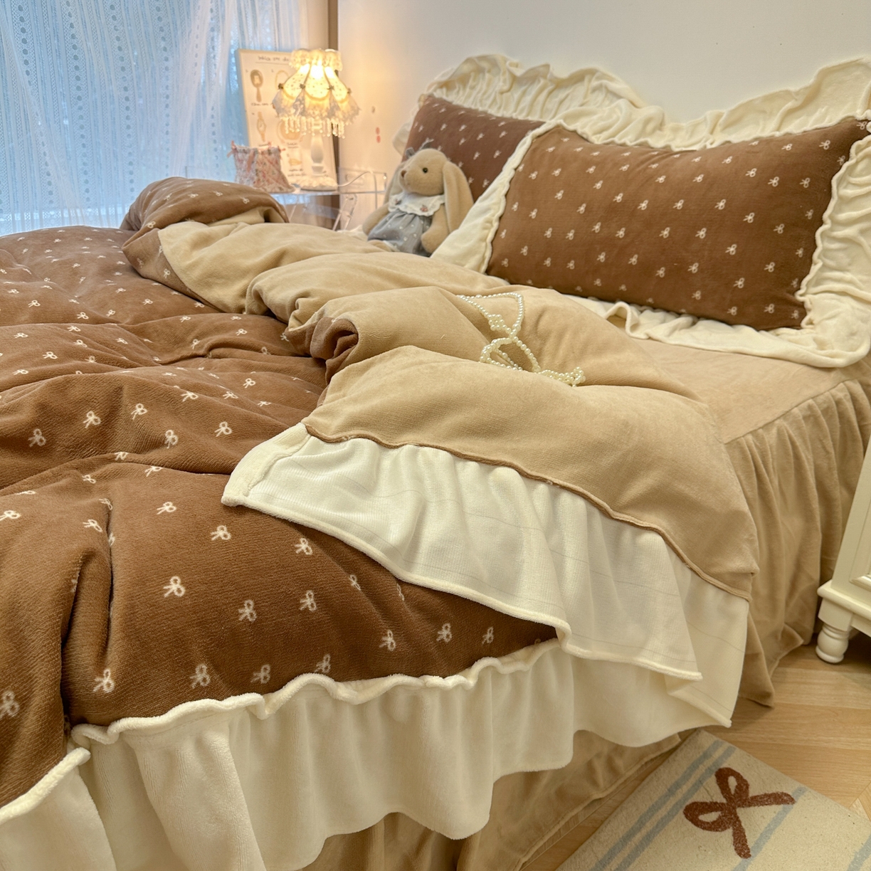 91家纺网 家纺一手货源 找家纺 盼季家纺 2025新款日系奶油风牛奶绒花边床上用品四件套珊瑚绒牛奶绒床单被套床裙 牛奶绒花边-蝴蝶咖波波