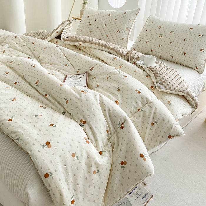 91家纺网 家纺一手货源 找家纺 青螺家纺 2025新款高密全棉嵌绳宝宝绒春秋豆豆被 支持定制花色和冬被 有量来门市优惠 小樱桃