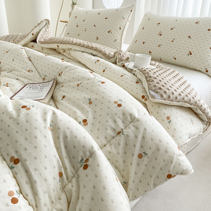 91家纺网 家纺一手货源 找家纺 青螺家纺 2025新款高密全棉嵌绳宝宝绒春秋豆豆被 支持定制花色和冬被 有量来门市优惠 小樱桃