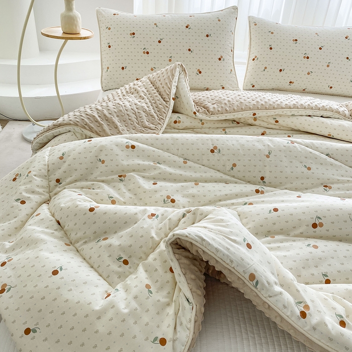 91家纺网 家纺一手货源 找家纺 青螺家纺 2025新款高密全棉嵌绳宝宝绒春秋豆豆被 支持定制花色和冬被 有量来门市优惠 小樱桃