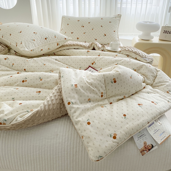 91家纺网 家纺一手货源 找家纺 青螺家纺 2025新款高密全棉嵌绳宝宝绒春秋豆豆被 支持定制花色和冬被 有量来门市优惠 小樱桃