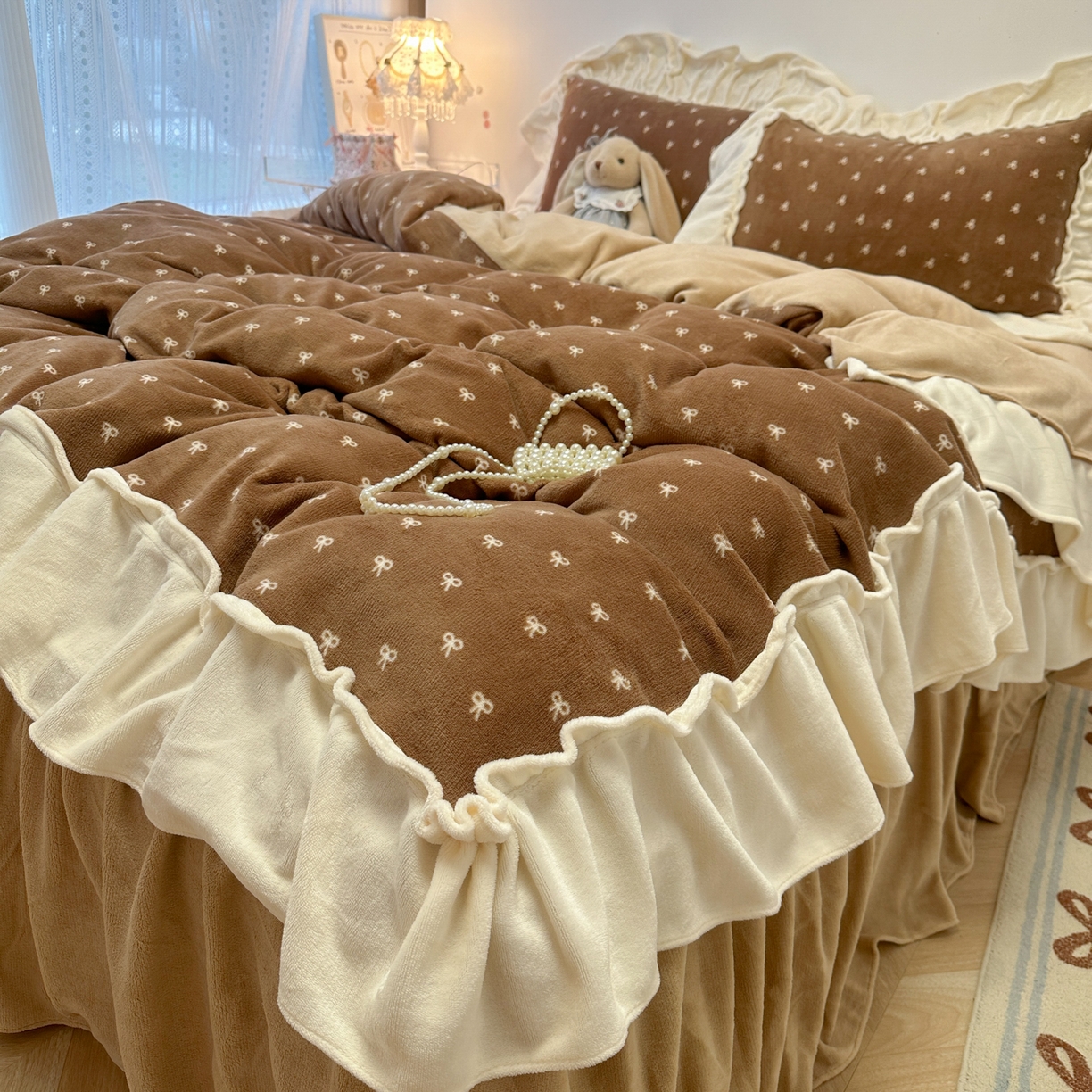 91家纺网 家纺一手货源 找家纺 盼季家纺 2025新款日系奶油风牛奶绒花边床上用品四件套珊瑚绒牛奶绒床单被套床裙 牛奶绒花边-蝴蝶咖波波