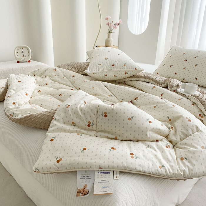 91家纺网 家纺一手货源 找家纺 青螺家纺 2025新款高密全棉嵌绳宝宝绒春秋豆豆被 支持定制花色和冬被 有量来门市优惠 小樱桃