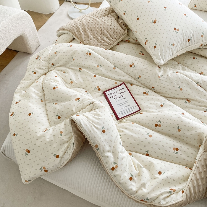 91家纺网 家纺一手货源 找家纺 青螺家纺 2025新款高密全棉嵌绳宝宝绒春秋豆豆被 支持定制花色和冬被 有量来门市优惠 小樱桃