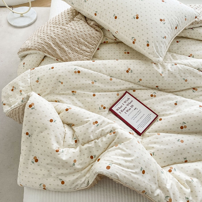 91家纺网 家纺一手货源 找家纺 青螺家纺 2025新款高密全棉嵌绳宝宝绒春秋豆豆被 支持定制花色和冬被 有量来门市优惠 小樱桃