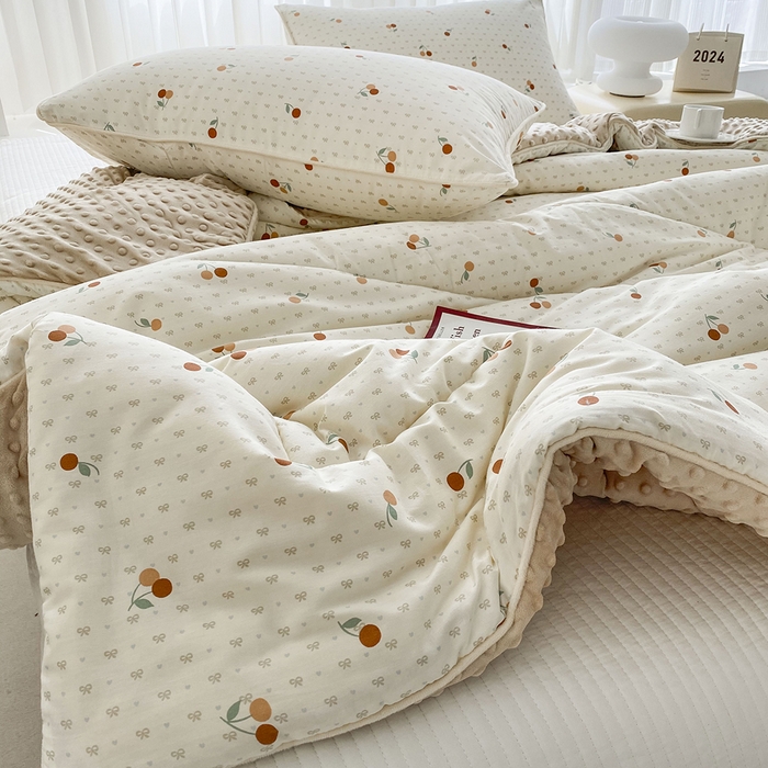 91家纺网 家纺一手货源 找家纺 青螺家纺 2025新款高密全棉嵌绳宝宝绒春秋豆豆被 支持定制花色和冬被 有量来门市优惠 小樱桃