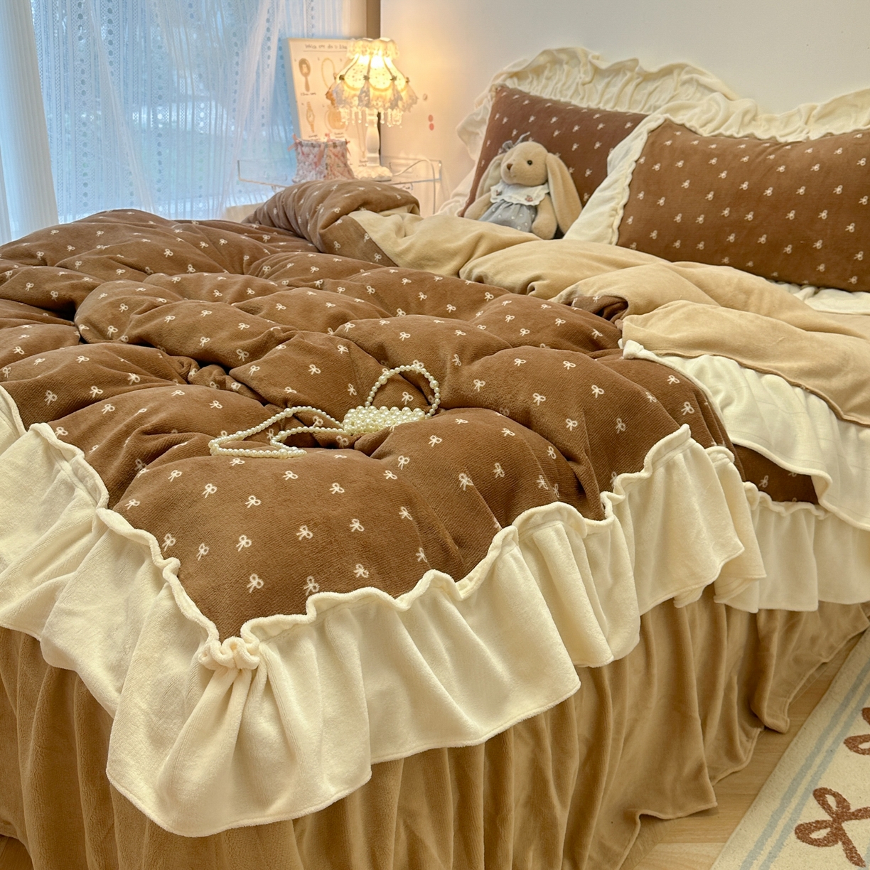 91家纺网 家纺一手货源 找家纺 盼季家纺 2025新款日系奶油风牛奶绒花边床上用品四件套珊瑚绒牛奶绒床单被套床裙 牛奶绒花边-蝴蝶咖波波