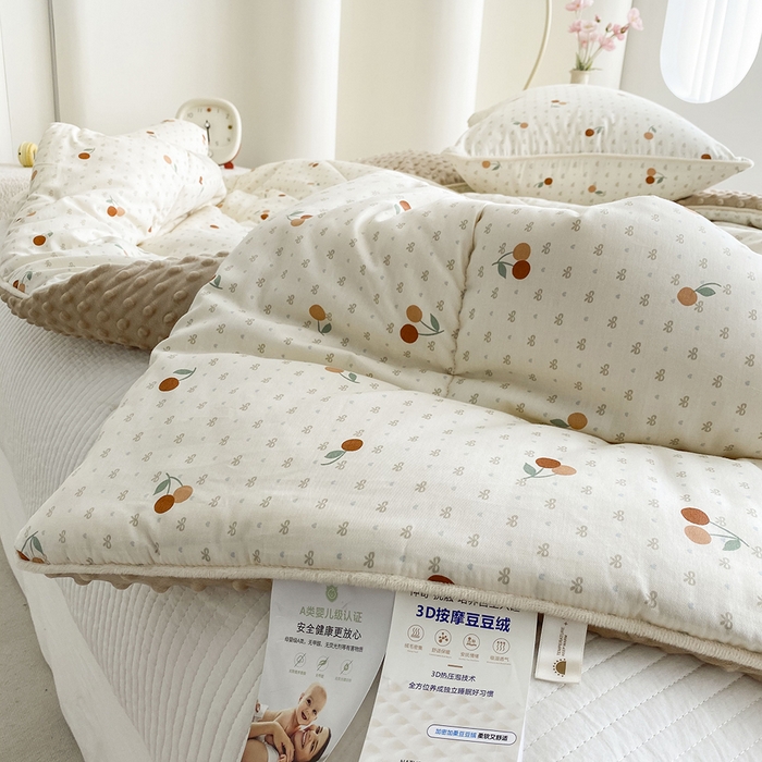 91家纺网 家纺一手货源 找家纺 青螺家纺 2025新款高密全棉嵌绳宝宝绒春秋豆豆被 支持定制花色和冬被 有量来门市优惠 小樱桃