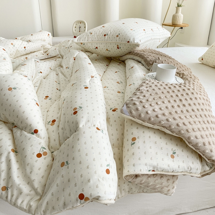 91家纺网 家纺一手货源 找家纺 青螺家纺 2025新款高密全棉嵌绳宝宝绒春秋豆豆被 支持定制花色和冬被 有量来门市优惠 小樱桃