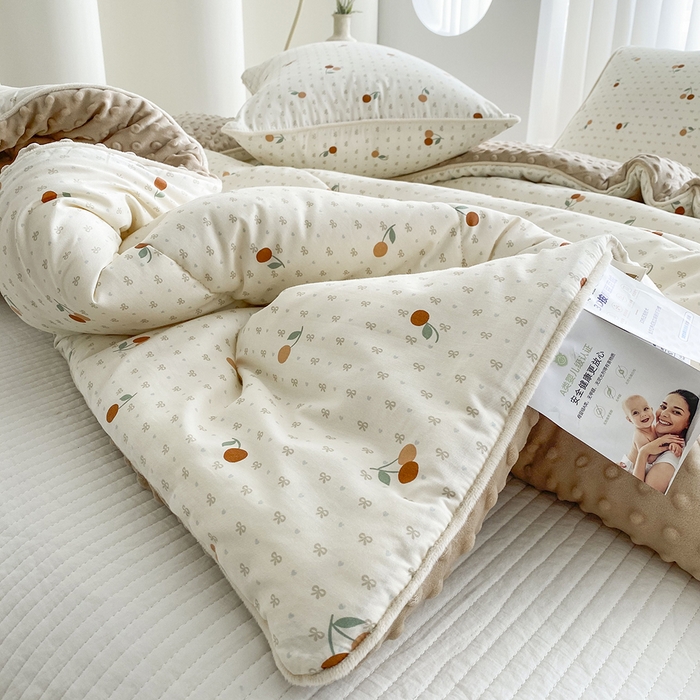 91家纺网 家纺一手货源 找家纺 青螺家纺 2025新款高密全棉嵌绳宝宝绒春秋豆豆被 支持定制花色和冬被 有量来门市优惠 小樱桃