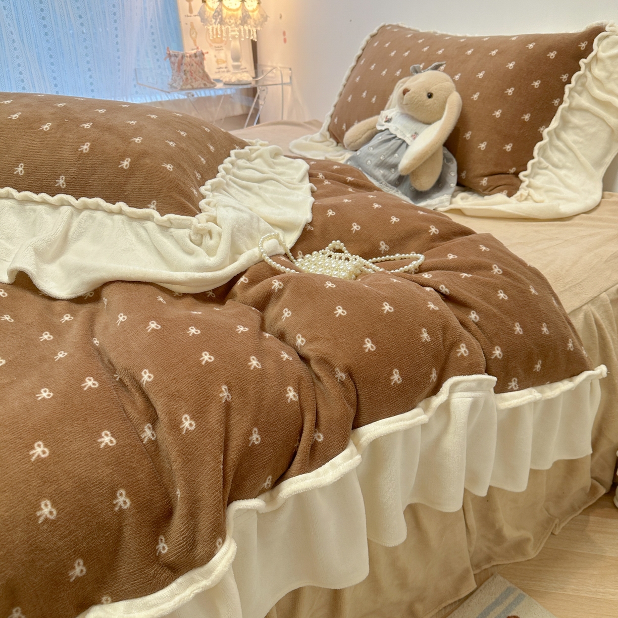 91家纺网 家纺一手货源 找家纺 盼季家纺 2025新款日系奶油风牛奶绒花边床上用品四件套珊瑚绒牛奶绒床单被套床裙 牛奶绒花边-蝴蝶咖波波