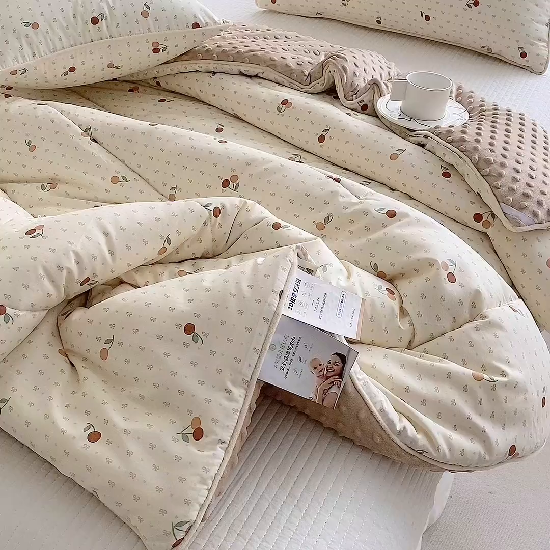 91家纺网 家纺一手货源 找家纺 青螺家纺 2025新款高密全棉嵌绳宝宝绒春秋豆豆被 支持定制花色和冬被 有量来门市优惠 小樱桃