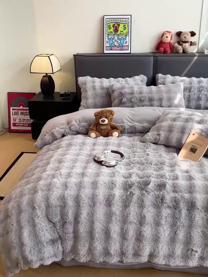 91家纺网 家纺一手货源 找家纺 凯洛奇 2025新款兔毛绒四件套牛奶绒四件套大泡泡兔毛四件套 月光灰