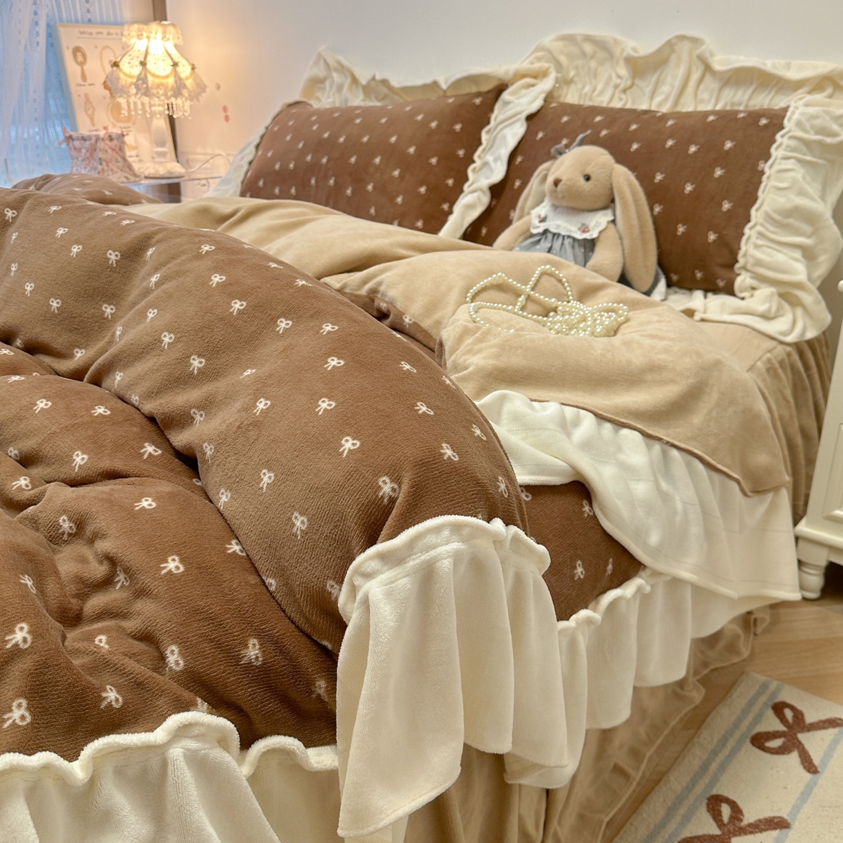 91家纺网 家纺一手货源 找家纺 盼季家纺 2025新款日系奶油风牛奶绒花边床上用品四件套珊瑚绒牛奶绒床单被套床裙 牛奶绒花边-蝴蝶咖波波