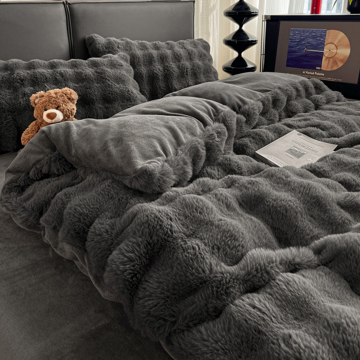 91家纺网 家纺一手货源 找家纺 凯洛奇 2025新款兔毛绒四件套牛奶绒四件套大泡泡兔毛四件套 暗夜灰