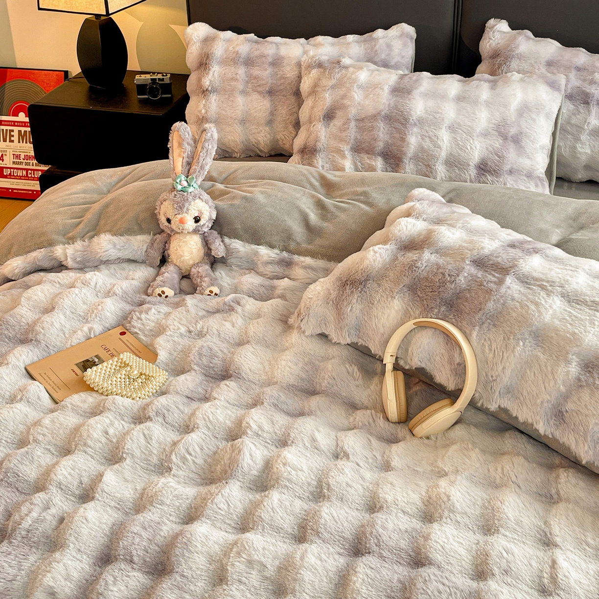 91家纺网 家纺一手货源 找家纺 凯洛奇 2025新款兔毛绒四件套牛奶绒四件套大泡泡兔毛四件套 迷雾幻境-灰