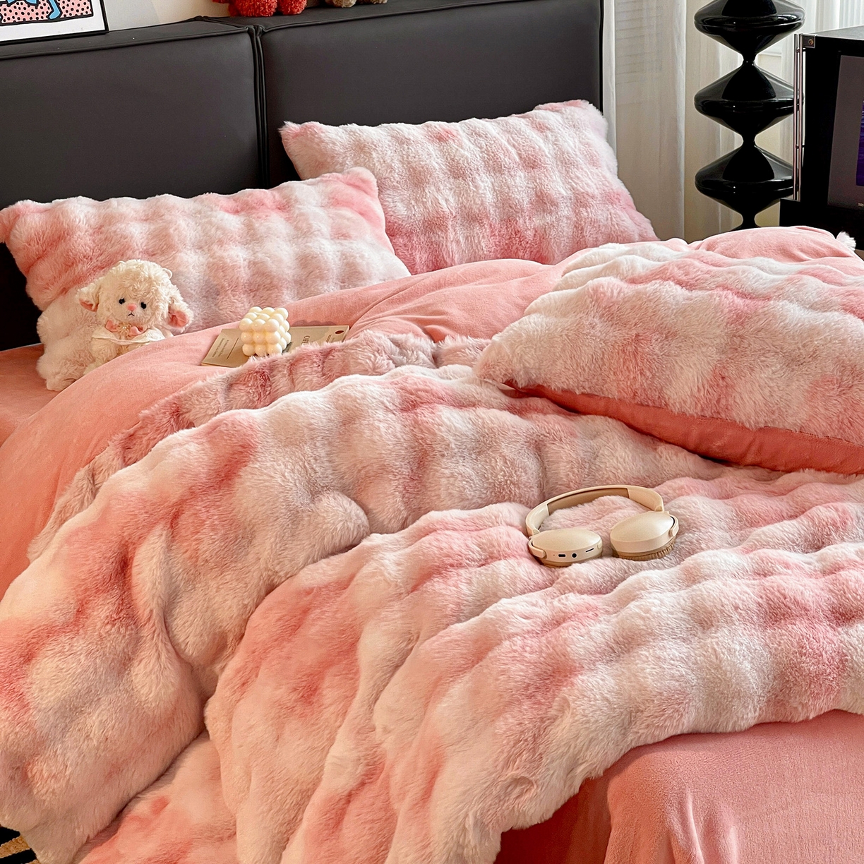 91家纺网 家纺一手货源 找家纺 凯洛奇 2025新款兔毛绒四件套牛奶绒四件套大泡泡兔毛四件套 迷雾幻境-粉