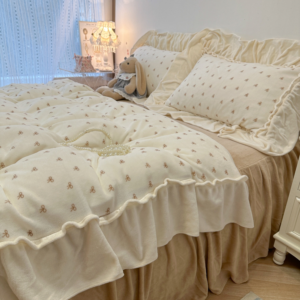 91家纺网 家纺一手货源 找家纺 盼季家纺 2025新款日系奶油风牛奶绒花边床上用品四件套珊瑚绒牛奶绒床单被套床裙 牛奶绒花边-蝴蝶米波波