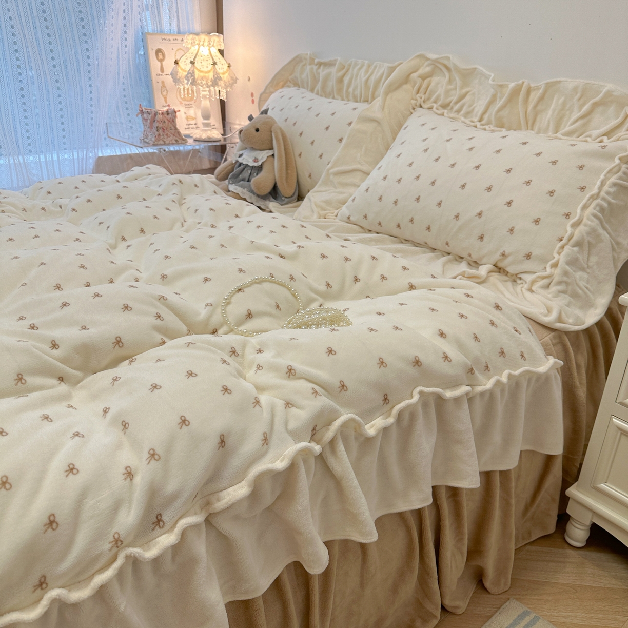 91家纺网 家纺一手货源 找家纺 盼季家纺 2025新款日系奶油风牛奶绒花边床上用品四件套珊瑚绒牛奶绒床单被套床裙 牛奶绒花边-蝴蝶米波波